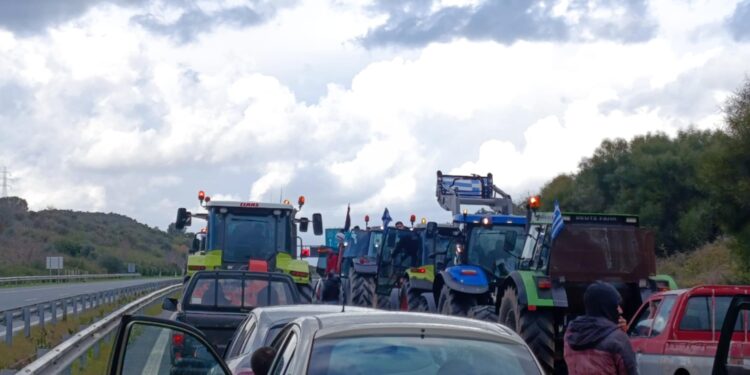 Τρακτέρ στους δρόμους: αγροτικό μπλακάουτ κόβει τη Δυτική Ελλάδα στη μέση