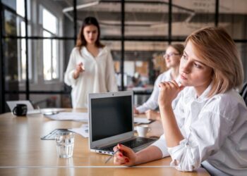 Νέο πρόγραμμα ενίσχυσης της γυναικείας απασχόλησης με 10.000 θέσεις εργασίας – Έμφαση στις μητέρες ανήλικων τέκνων