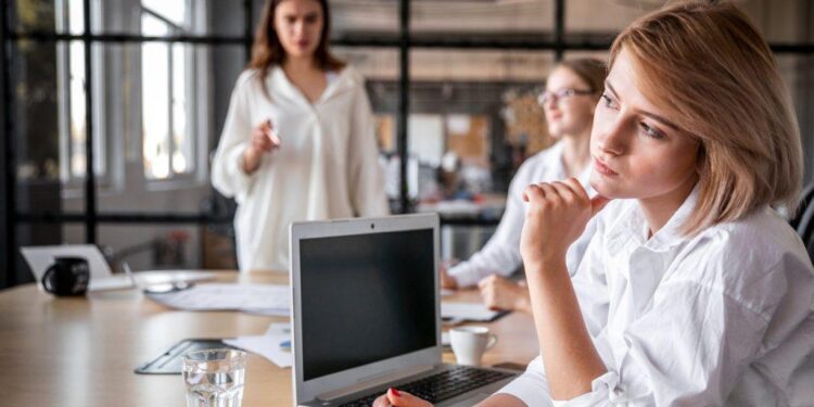 Νέο πρόγραμμα ενίσχυσης της γυναικείας απασχόλησης με 10.000 θέσεις εργασίας – Έμφαση στις μητέρες ανήλικων τέκνων