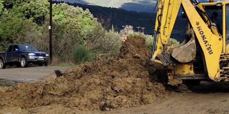 Σε επιφυλακή ο Δήμος Αγρινίου: Επιχείρηση διάνοιξης δρόμων και απομάκρυνσης φερτών υλικών στα Αμπέλια