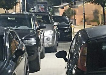 Ο νόμος κάνει στην άκρη όταν περνούν οι “επώνυμοι”; Εικόνες που προκαλούν στο κέντρο του Αγρινίου.