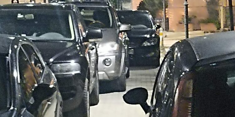 Ο νόμος κάνει στην άκρη όταν περνούν οι “επώνυμοι”; Εικόνες που προκαλούν στο κέντρο του Αγρινίου.