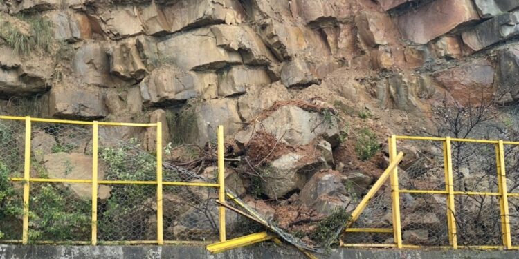 Επανήλθε η κυκλοφορία στο Μακρυνόρος μετά την κατολίσθηση