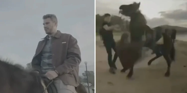 Ατύχημα για τον Άκη Πετρετζίκη, έπεσε από το άλογο σε γύρισμα της εκπομπής του