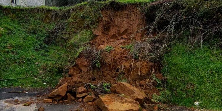 Κακοκαιρία “χτύπησε” το Άνω Κεράσοβο – Σε διαρκή επιφυλακή η Τεχνική Υπηρεσία του Δήμου Αγρινίου