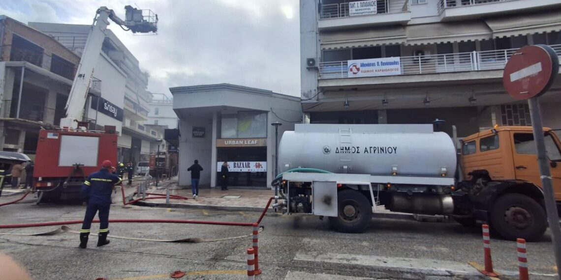 Πυρκαγιά σε κατάστημα στο Αγρίνιο – προβλήματα στη λειτουργία πυροσβεστικών κρουνών κατά την επιχείρηση κατάσβεσης