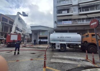 Πυρκαγιά σε κατάστημα στο Αγρίνιο – προβλήματα στη λειτουργία πυροσβεστικών κρουνών κατά την επιχείρηση κατάσβεσης