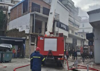 Πυρκαγιά σε κατάστημα στο Αγρίνιο – προβλήματα στη λειτουργία πυροσβεστικών κρουνών κατά την επιχείρηση κατάσβεσης
