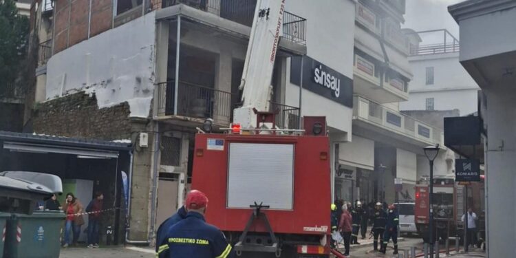 Πυρκαγιά σε κατάστημα στο Αγρίνιο – προβλήματα στη λειτουργία πυροσβεστικών κρουνών κατά την επιχείρηση κατάσβεσης