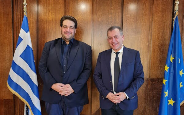 Στον Υπουργό Εσωτερικών, Θοδωρή Λιβάνιο, παρέδωσε το e-Kouros, ο Γιάννης Βρούτσης