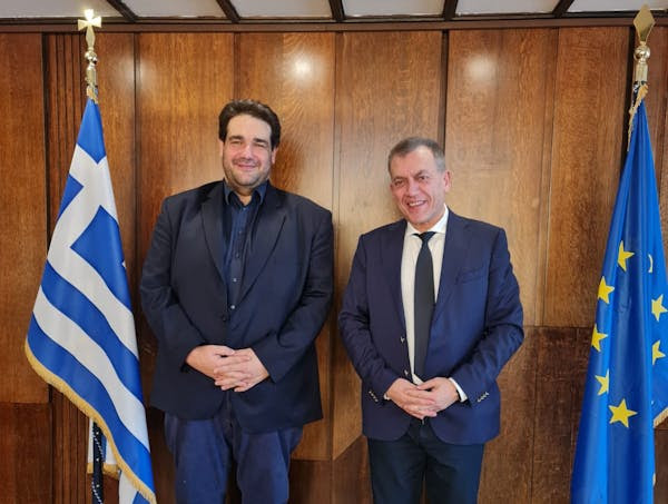 Στον Υπουργό Εσωτερικών, Θοδωρή Λιβάνιο, παρέδωσε το e-Kouros, ο Γιάννης Βρούτσης