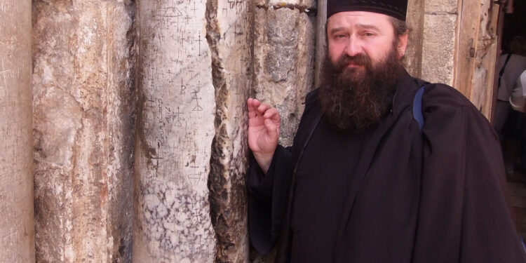 Ο πάτερ Ευάγγελος Φεγγούλης στο Δυτικά FM 92,8: Εκκλησία, νεολαία και η αναζωογόνηση του Πανευρυτανικού Συλλόγου