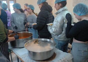 Μάθημα προσφοράς από το 5ο Γενικό Λύκειο Αγρινίου στα Συσσίτια του Ιερού Ναού Αγίου Δημητρίου Αγρινίου