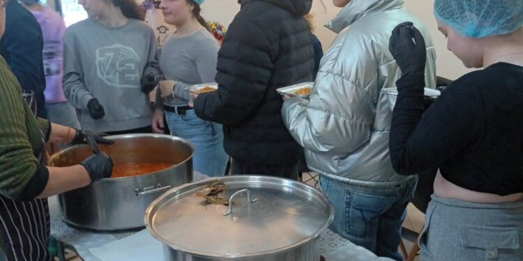 Μάθημα προσφοράς από το 5ο Γενικό Λύκειο Αγρινίου στα Συσσίτια του Ιερού Ναού Αγίου Δημητρίου Αγρινίου