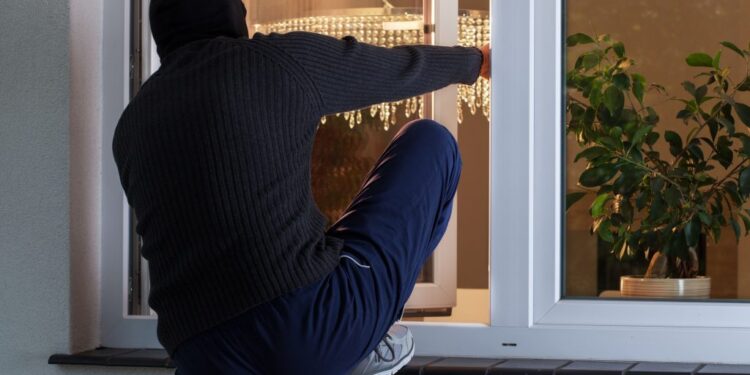 Ηλικιωμένη στο στόχαστρο: πώς οργανώθηκε και αποκαλύφθηκε η κλοπή στο Αγρίνιο