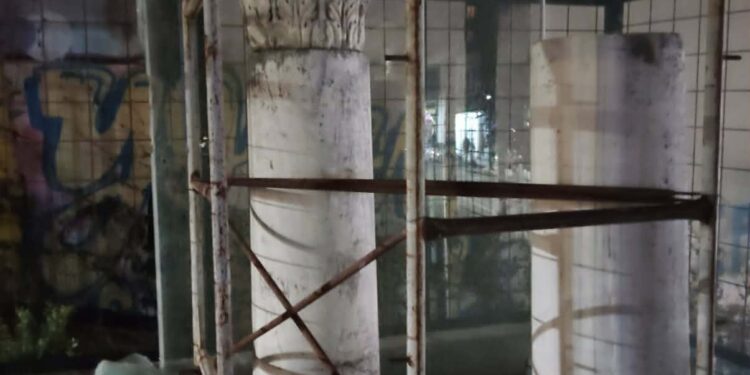 Κίονες πίσω από κάγκελα – Πόλη σε ομηρία από παραβατικούς