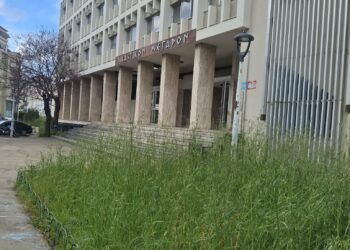 Το Δικαστικό Μέγαρο Αγρινίου παραδομένο στα αγριόχορτα