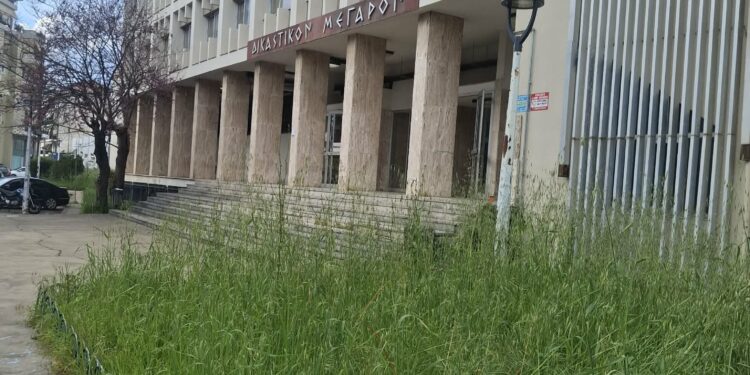 Το Δικαστικό Μέγαρο Αγρινίου παραδομένο στα αγριόχορτα