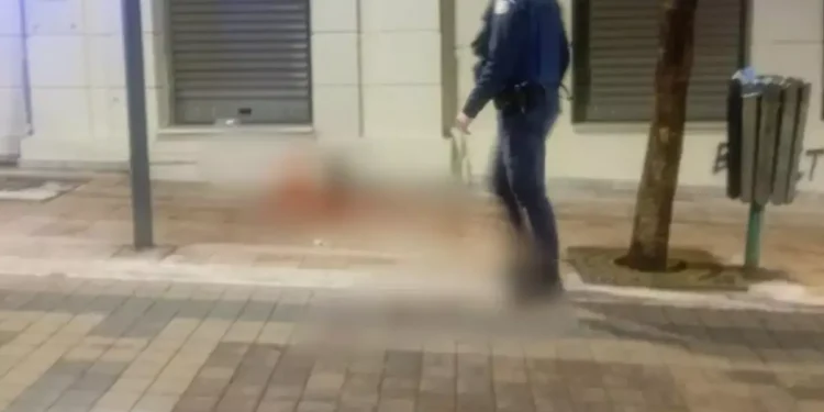 Αγρίνιο: Μαχαίρωμα 16χρονου λίγα μέτρα από την Πλατεία Δημοκρατίας – «Σκιές» για την αστυνόμευση στο κέντρο