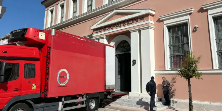 «Η Ελλάδα στα ερείπια του Μεσολογγίου»: Έφτασε στο Μεσολόγγι ο εμβληματικός πίνακας του Ντελακρουά, δείτε βίντεο