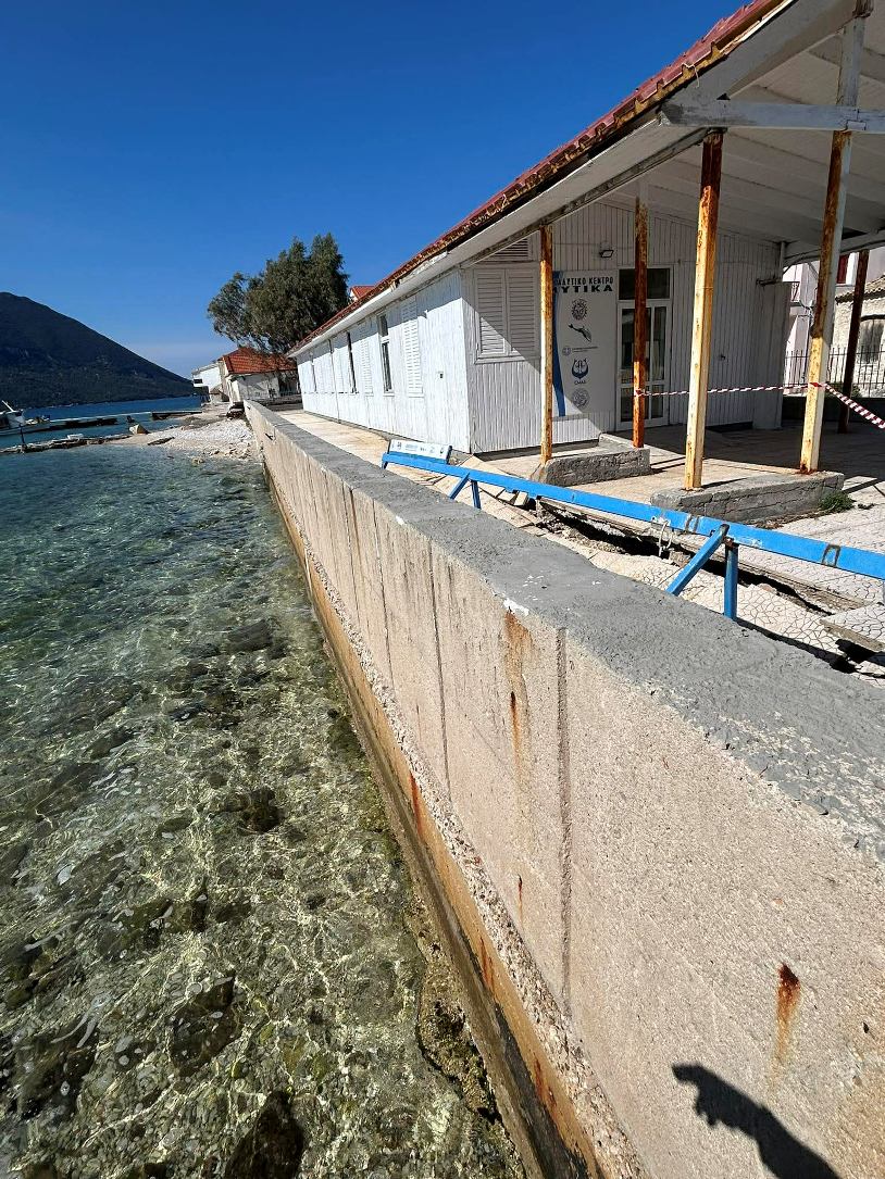 Καθίζηση πλακόστρωσης στον περιβάλλοντα χώρο του παλαιού Κέντρου Υγείας – Άμεση κινητοποίηση του Δήμου Ξηρομέρου.