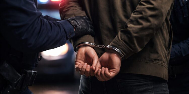 Θέρμο: Ένοπλη εισβολή σε σπίτι επιχειρηματία – Σε λίγες ώρες στα χέρια της ΕΛ.ΑΣ. οι τέσσερις δράστες και μια γυναίκα