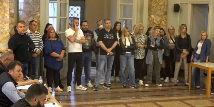 Ομόφωνη στήριξη των εργαζομένων από το Δημοτικό Συμβούλιο – Αντιδράσεις για τη σύνδεση μισθοδοσίας με voucher