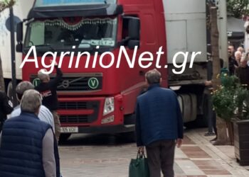 Αγρίνιο: Τριαξονικό «σφήνωσε» στον πεζόδρομο Παπαστράτου – Το GPS έβαλε νταλίκα στην Πλατεία Δημοκρατίας