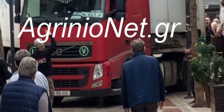 Αγρίνιο: Τριαξονικό «σφήνωσε» στον πεζόδρομο Παπαστράτου – Το GPS έβαλε νταλίκα στην Πλατεία Δημοκρατίας