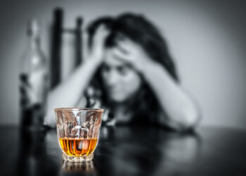 Αγρίνιο: Δικογραφία σε βάρος δύο καταστηματαρχών για κατανάλωση αλκοόλ από 16χρονη – Στο νοσοκομείο με μέθη