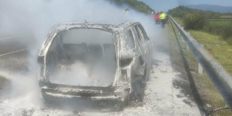 Φωτιά σε αυτοκίνητο εν κινήσει στην Ιόνια Οδό – Έκλεισε προσωρινά ο δρόμος στο ύψος της Ρίγανης