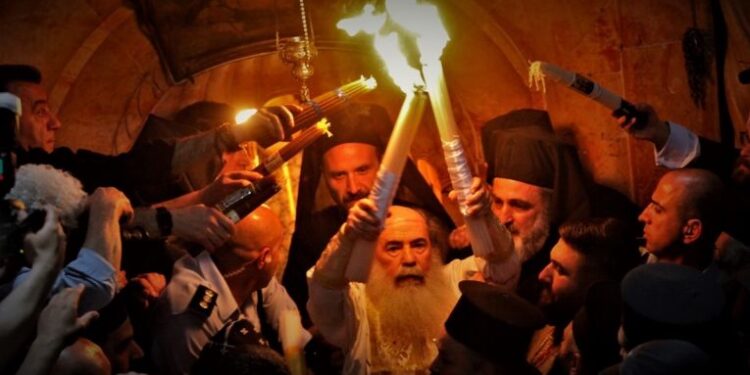 Μεταφορά Αγίου Φωτός στην Ι. Μ. Αιτωλοακαρνανίας