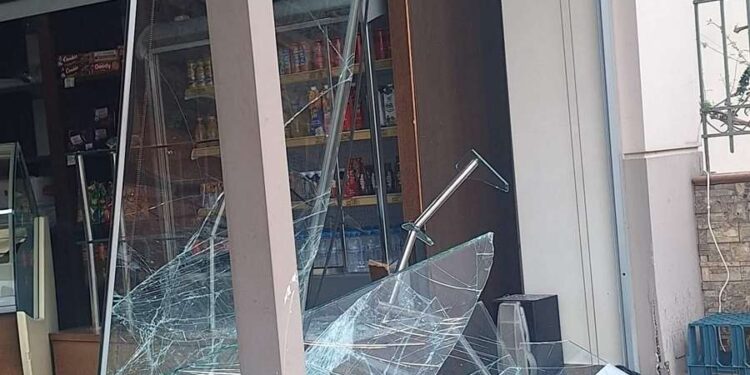 Ανεξέλεγκτο Ι.Χ. εισέβαλε σε φούρνο στο Αγρίνιο – Σημαντικές ζημιές, χωρίς τραυματισμούς