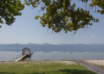 Καταγγελίες για παράνομη εξέδρα στη Δογρή Τριχωνίδας – Στο επίκεντρο ο Κ. Πιστιόλας