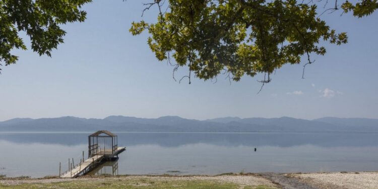 Καταγγελίες για παράνομη εξέδρα στη Δογρή Τριχωνίδας – Στο επίκεντρο ο Κ. Πιστιόλας