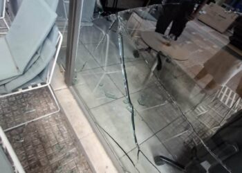 Επεισόδιο με μεθυσμένο άνδρα στο κέντρο του Αγρινίου – Έσπασε τζαμαρία καταστήματος VIDEO FOTO