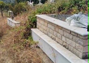 Ντροπή χωρίς τέλος στο κοιμητήριο Σχίνου. Συγγενείς και ιερέας άνοιγαν δρόμο μέσα στα ξερά χόρτα για την ταφή νεκρού