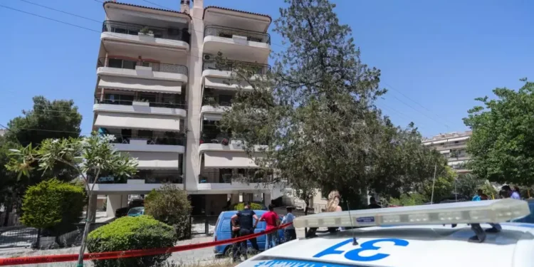 Ηλιούπολη: «Είδα τις δύο κοπέλες στο πάτωμα μέσα στα αίματα, μιλούσα στην μία, έβγαζε επιφωνήματα», περιγράφει γειτόνισσα