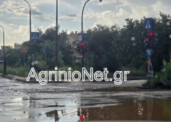 Αγρίνιο: Σαν ναρκοπέδιο οι δρόμοι. Αυτοκίνητο παγιδεύτηκε σε λακκούβα στην Πανεπιστημίου