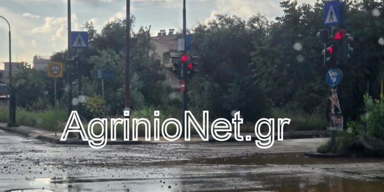 Αγρίνιο: Σαν ναρκοπέδιο οι δρόμοι. Αυτοκίνητο παγιδεύτηκε σε λακκούβα στην Πανεπιστημίου