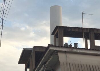 Λεχουρίτης: «Οι δήμοι πρέπει να αναλάβουν δράση για την απομάκρυνση κεραιών κοντά σε σχολεία και κατοικίες»