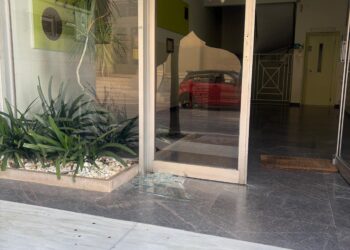 Σοκ στο Αγρίνιο: Άνδρας φέρεται να ξυλοκόπησε γυναίκα στο κέντρο της πόλης. Κηλίδες αίματος στην είσοδο πολυκατοικίας