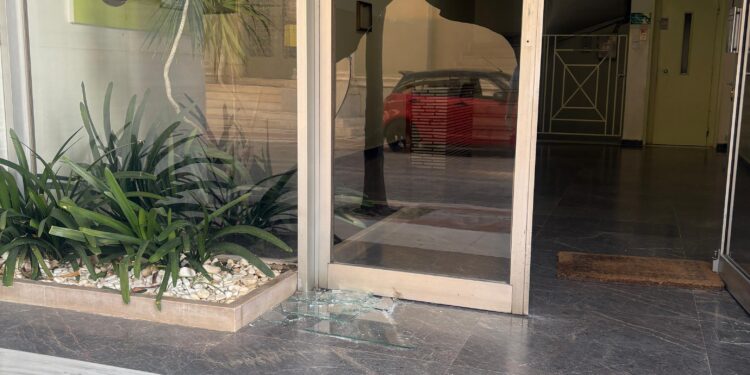 Σοκ στο Αγρίνιο: Άνδρας φέρεται να ξυλοκόπησε γυναίκα στο κέντρο της πόλης. Κηλίδες αίματος στην είσοδο πολυκατοικίας