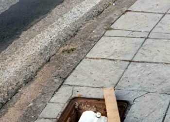 Αγρίνιο, Ρέμα Ρεμπελιά: Έσπασαν φρεάτιο, το «μπάλωσαν» με μπιτόνι και ξύλο – Η ανοχή τελείωσε μόνο στα λόγια;