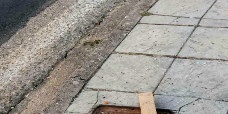 Αγρίνιο, Ρέμα Ρεμπελιά: Έσπασαν φρεάτιο, το «μπάλωσαν» με μπιτόνι και ξύλο – Η ανοχή τελείωσε μόνο στα λόγια;