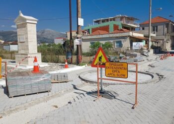 Ζημιές στους νέους κυβόλιθους στον πεζόδρομο του Μύτικα από ασυνείδητους οδηγούς