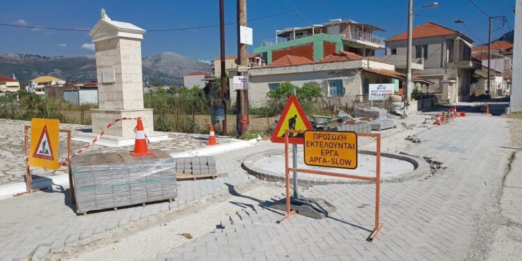 Ζημιές στους νέους κυβόλιθους στον πεζόδρομο του Μύτικα από ασυνείδητους οδηγούς