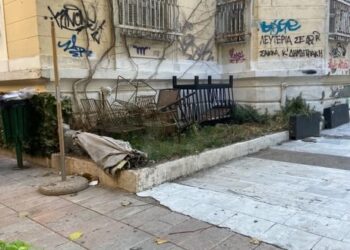 Στο κέντρο του Αγρινίου η εικόνα που δεν τιμά την πόλη – Σκουπίδια, πεταμένα αντικείμενα και εγκατάλειψη δίπλα σε διατηρητέο κτίριο