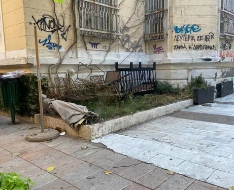 Στο κέντρο του Αγρινίου η εικόνα που δεν τιμά την πόλη – Σκουπίδια, πεταμένα αντικείμενα και εγκατάλειψη δίπλα σε διατηρητέο κτίριο
