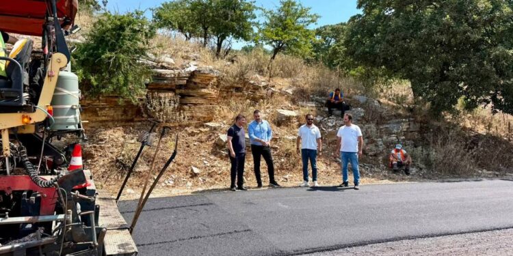 Ξεκίνησαν οι εργασίες ασφαλτόστρωσης στο οδικό δίκτυο από τη διασταύρωση Πλατυγιαλίου προς Αστακό